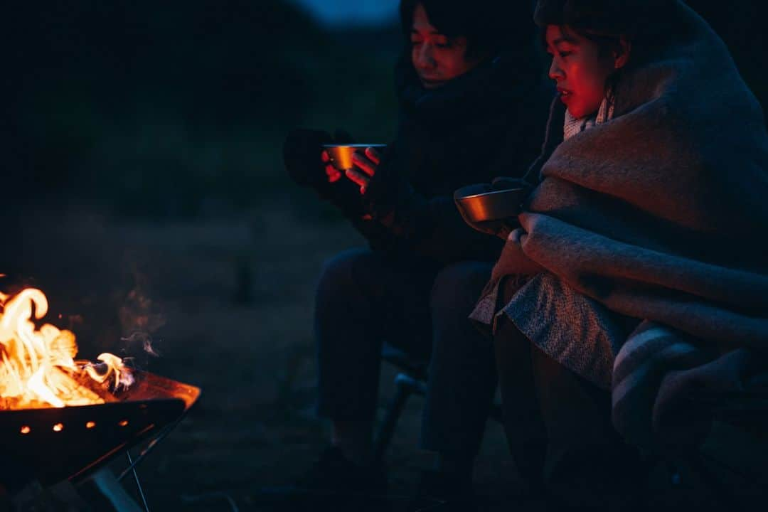 Snow Peak USAさんのインスタグラム写真 - (Snow Peak USAInstagram)「Watching the glow of the embers and appreciating time by the fire.   #snowpeakusa #takbitime #camping #campinggear」12月7日 2時04分 - snowpeakusa