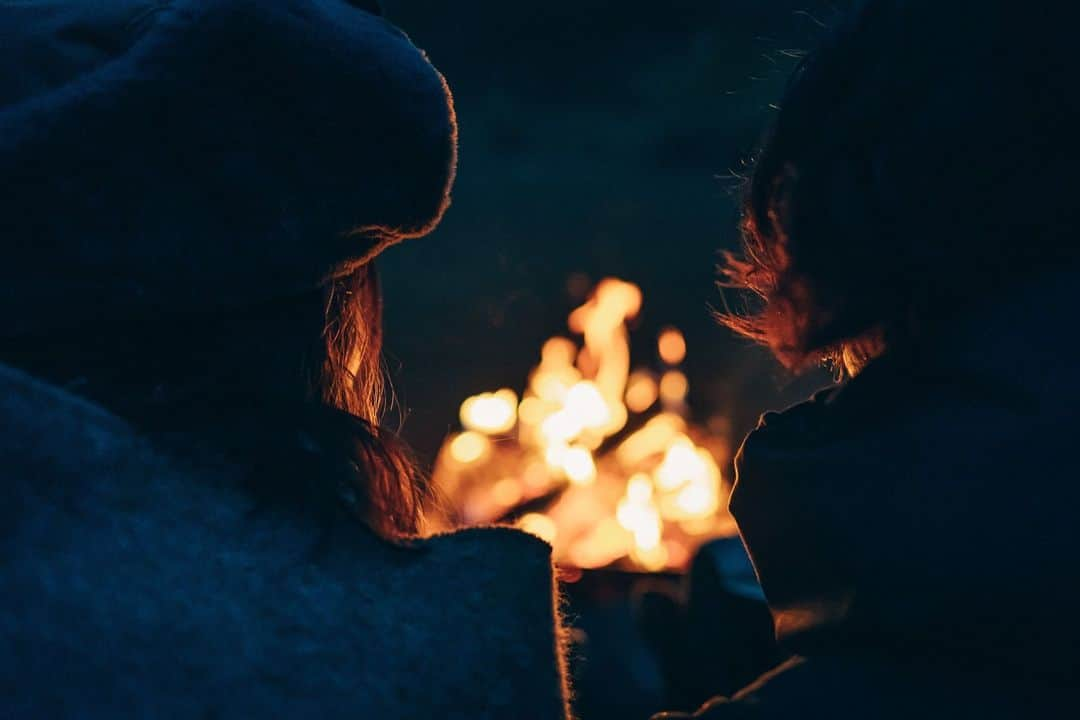 Snow Peak USAのインスタグラム：「Watching the glow of the embers and appreciating time by the fire.   #snowpeakusa #takbitime #camping #campinggear」