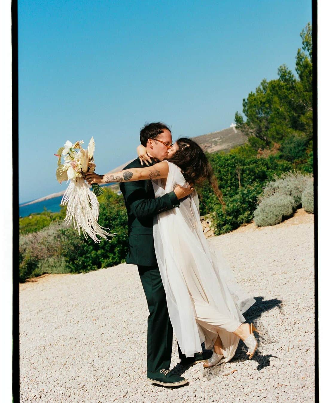 Vogue Españaのインスタグラム：「“Desde el minuto uno sabíamos que nuestra boda no iba a ser una boda tradicional. Cada detalle fue único y personal”, cuenta Andrea sobre su enlace con Guille en Menorca. Con la isla como protagonista, la novia escogió un diseño de @lydiadelgado_store, que combinó con unos mules de cristales de @loewe. {Puedes ver todas las fotos de la boda en el link de la bio} ▪️Fotos: Esperanza Perelló y Laura Prim ▪️Texto: @mariaaguilaarm」