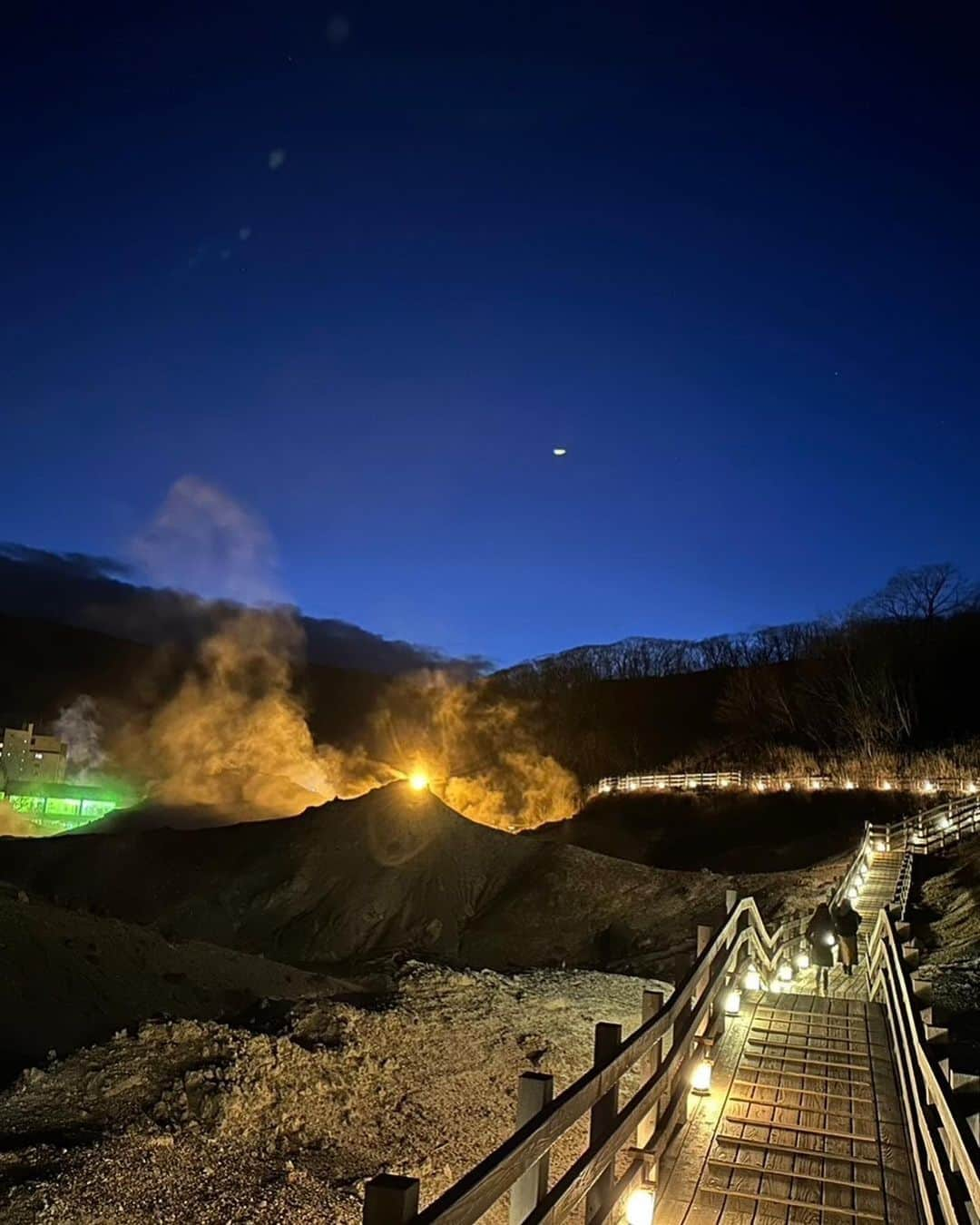 石川蓮美さんのインスタグラム写真 - (石川蓮美Instagram)「高校時代の友達どんだけ北海道ハマってんだよってくらい きてくれる♡ 移住して良かったです。 自分の知らない北海道がまだまだあったり観光も大事♡ 北海道が好きで移住した気持ちを再確認♡  #ilovehokkaido  #女子旅 #登別温泉 #地獄谷 #歩いて行く秘湯  #足湯#北海道#北海道移住生活 #温泉#温泉女子 #hellvalleynoboribetsu  #wēnquán  #온천  #noboribetsu  #hokkaido」12月7日 2時00分 - hasumin.n819