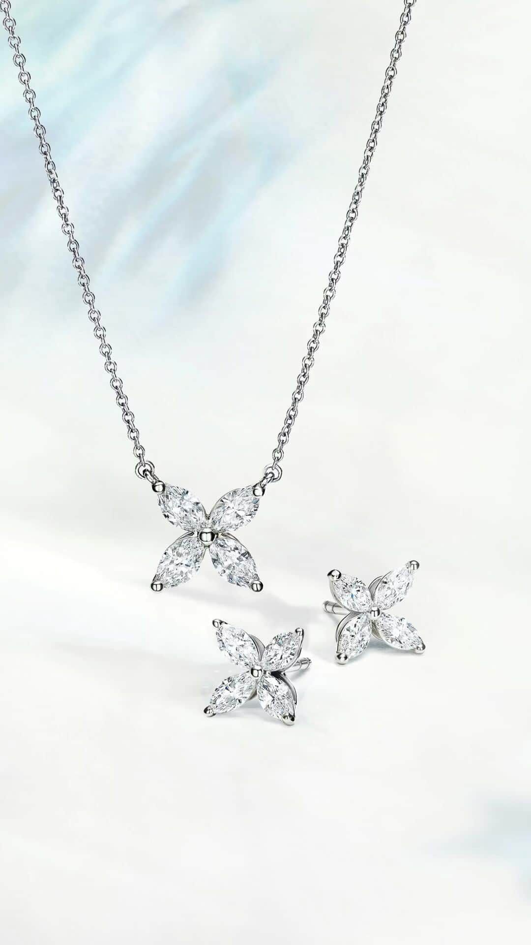 ティファニーのインスタグラム：「Good style is forever and so is a gift from Tiffany & Co. An ode to the fire and radiance of our superlative diamonds, the Tiffany Victoria® collection features a unique combination of cuts for a dazzling display of brilliance. Link in bio. #ATiffanyHoliday #TiffanyVictoria #TiffanyAndCo」