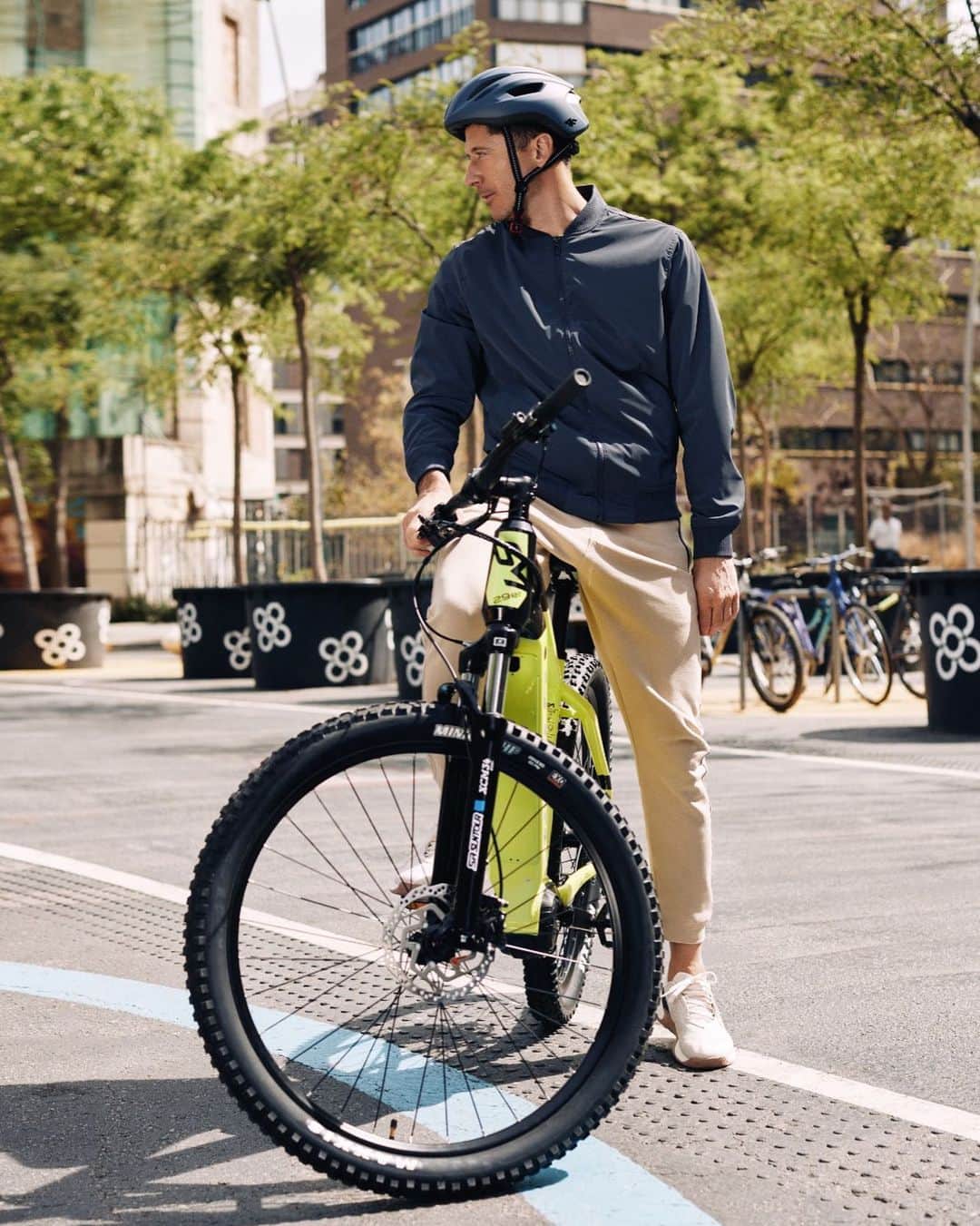 ロベルト・レヴァンドフスキさんのインスタグラム写真 - (ロベルト・レヴァンドフスキInstagram)「Whatever your mood, a bike ride is the answer 🚴  @sm_stormbikes  #stormalwaysahead #paidpartnership」12月7日 2時01分 - _rl9