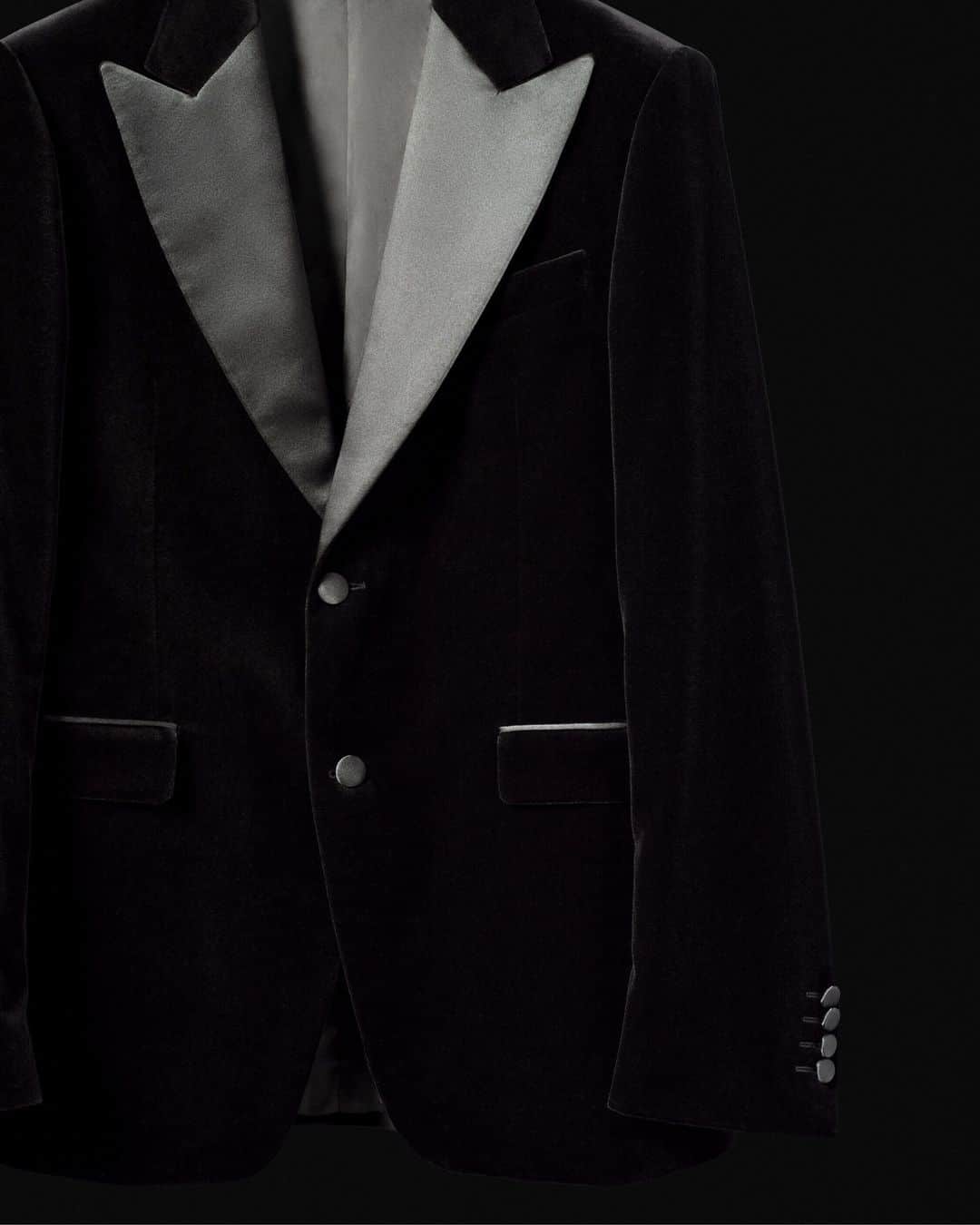 タイガーオブスウェーデンのインスタグラム：「The Jeffers blazer boasts a classic tuxedo silhouette in a high-quality fabric with a uniquely bold expression. Fabric-covered buttons adorn the front and contrast with paspoal pockets. #TigerofSweden」