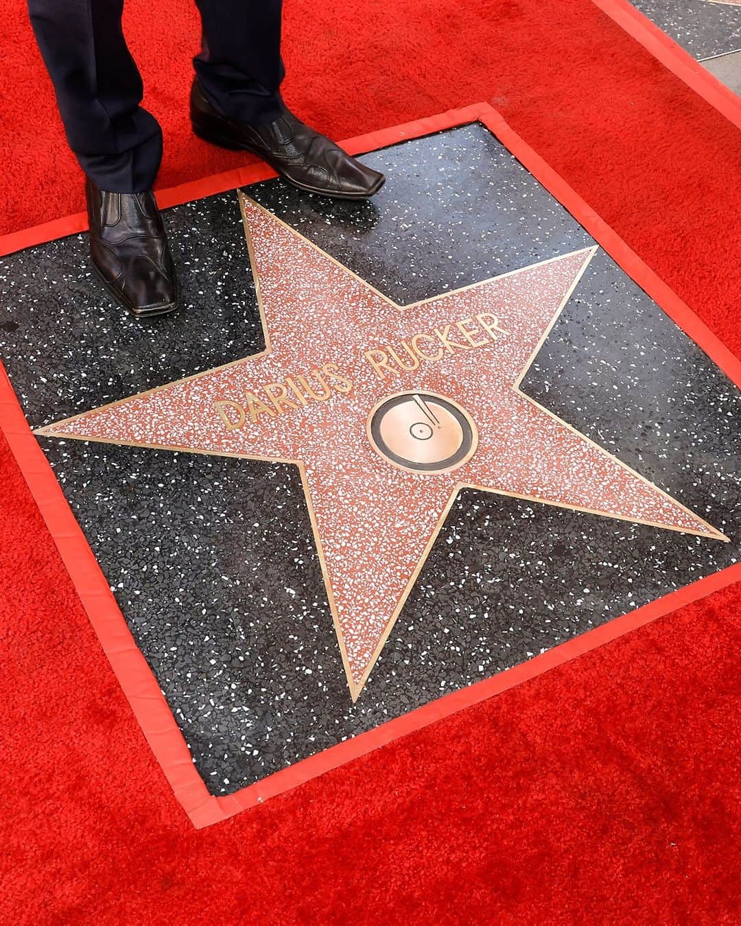 カントリー・ミュージック・テレビジョンさんのインスタグラム写真 - (カントリー・ミュージック・テレビジョンInstagram)「Things we love to see: a country ⭐️ on the Hollywood Walk of Fame! @dariusrucker」12月7日 2時05分 - cmt