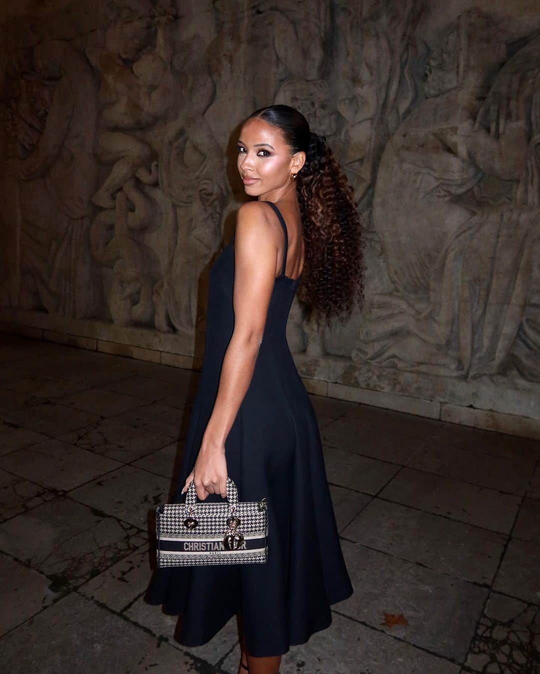 フローラ・コケレルのインスタグラム：「Dîner des Maisons Engagées @lvmh ✨ Full look @dior   *Invitation」