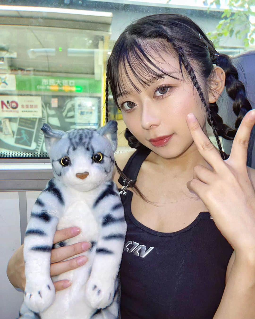 蒼猫いなのインスタグラム：「たまーーーーに可愛らしい女の子らしいお洋服も着たくなるけど、！ . やはり私は昔からどちらかと言えばかっこいい系のファッションが好きじゃ🤩！！ .  . . . . . . #グラビアモデル #グラビアアイドル #グラビア撮影 #プール開き #水着ギャル #水着 #ビキニ #プール #プール撮影会 #蒼猫いな #海 #shein #ビキニ女子 #ビキニギャル #韓国コーデ #韓国ヘア #モデル撮影 #撮影モデル #韓国ファッション #페션스타그램 #pharfaite #ootd #野球好き #チャックテイラー #チャックテイラー70s #converse #コンバースコーデ #chucktaylor」