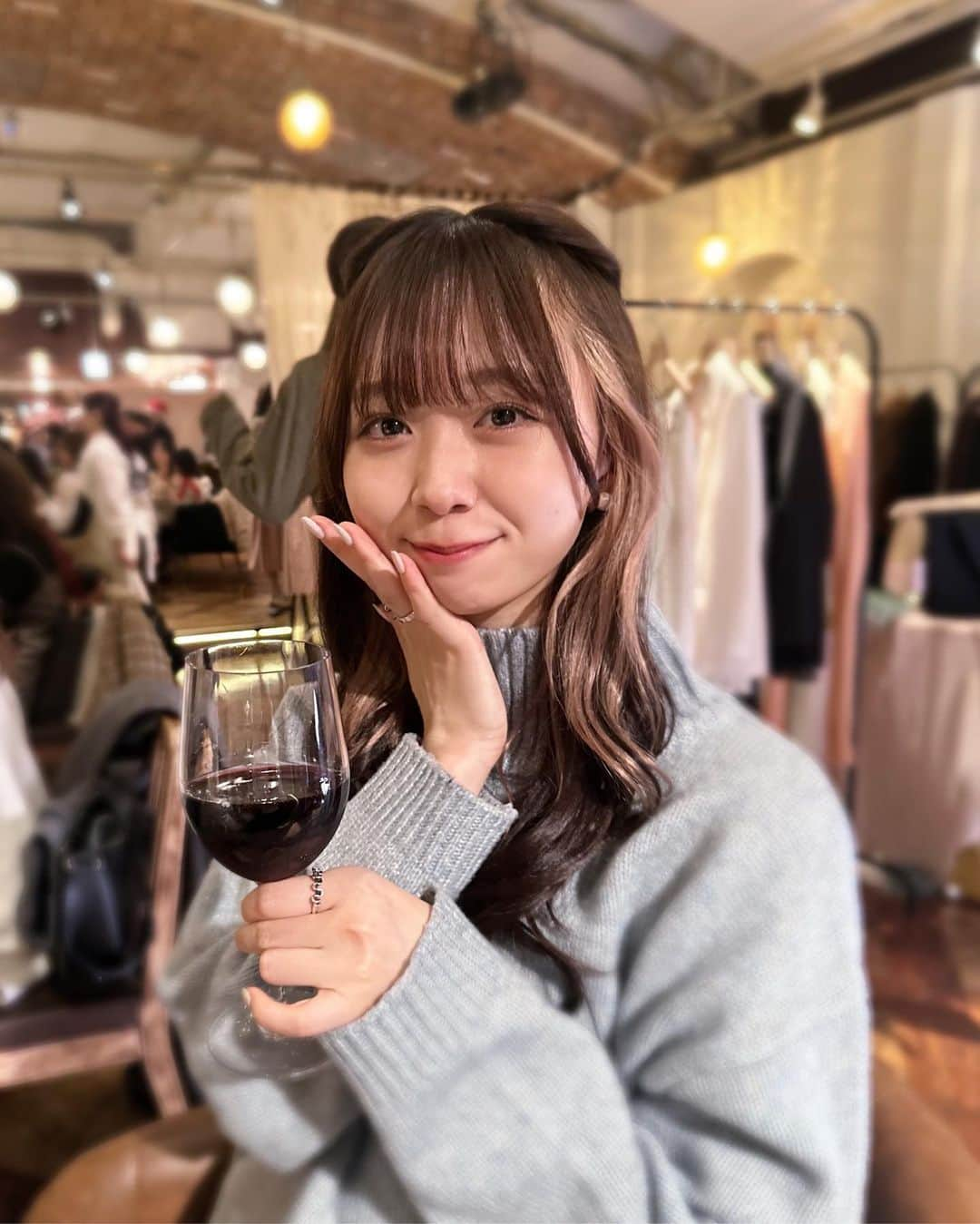 松田美里さんのインスタグラム写真 - (松田美里Instagram)「ななせとクリスマスイベント参加してきた〜🌲🌟🩷 @miss_me_by_chaling のお洋服新しく買ったの早く着たいし お料理も美味しかった、、  ︎︎ 2人でフォトブースで撮って頂いたんだ！かわいい！？   ︎︎  ︎︎ #PR #味の素kk #MISSMEBYCHALING#なちゅてこ#🌟」12月7日 2時20分 - miri_matsuda