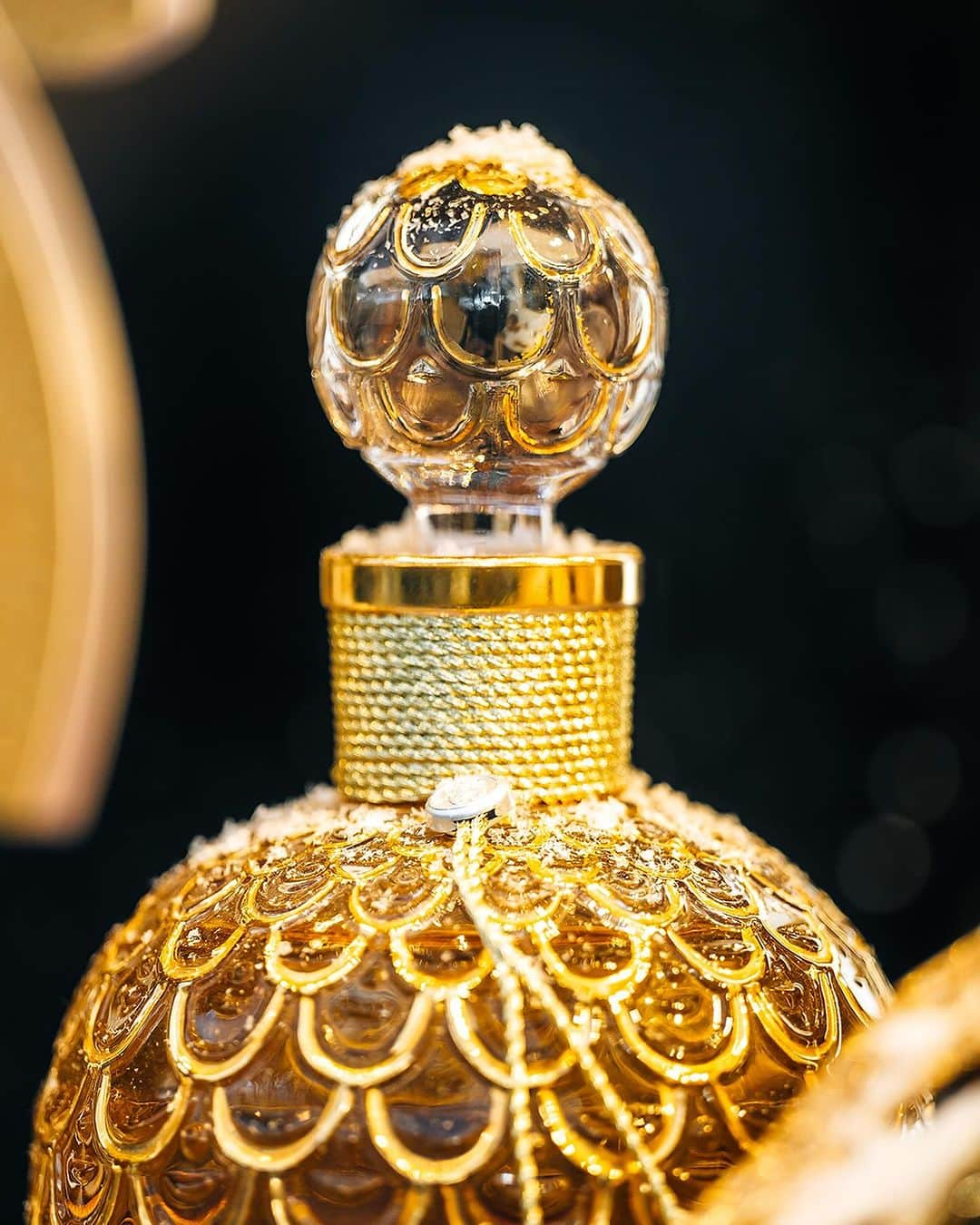 ゲランさんのインスタグラム写真 - (ゲランInstagram)「Enchantment awaits at Guerlain. 170 years of the iconic Bee Bottle, brought to life for the holiday season at 68, Avenue des Champs-Élysées. Discover the magic of the holiday season in #Guerlain boutiques. — #BeelieveInFantasy #BeeBottle #PerfumerSince1828 #HolidayCollection #Wishlist #ChampsElysees #GuerlainGift」12月7日 2時15分 - guerlain