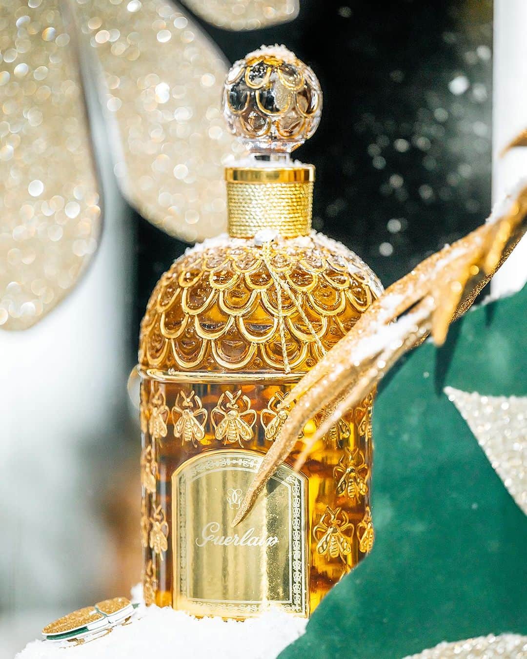 ゲランさんのインスタグラム写真 - (ゲランInstagram)「Enchantment awaits at Guerlain. 170 years of the iconic Bee Bottle, brought to life for the holiday season at 68, Avenue des Champs-Élysées. Discover the magic of the holiday season in #Guerlain boutiques. — #BeelieveInFantasy #BeeBottle #PerfumerSince1828 #HolidayCollection #Wishlist #ChampsElysees #GuerlainGift」12月7日 2時15分 - guerlain