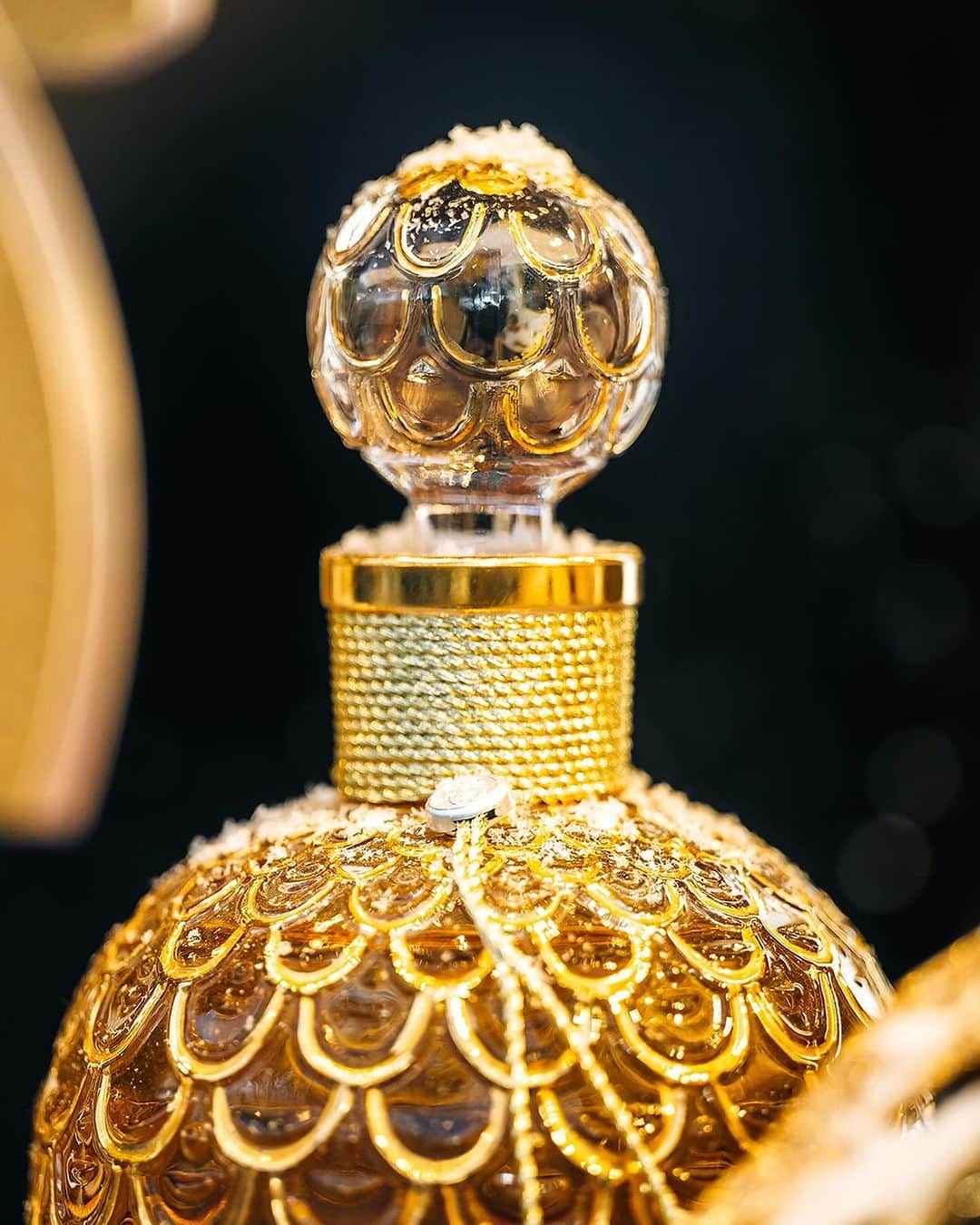 ゲランのインスタグラム：「Enchantment awaits at Guerlain. 170 years of the iconic Bee Bottle, brought to life for the holiday season at 68, Avenue des Champs-Élysées. Discover the magic of the holiday season in #Guerlain boutiques. — #BeelieveInFantasy #BeeBottle #PerfumerSince1828 #HolidayCollection #Wishlist #ChampsElysees #GuerlainGift」