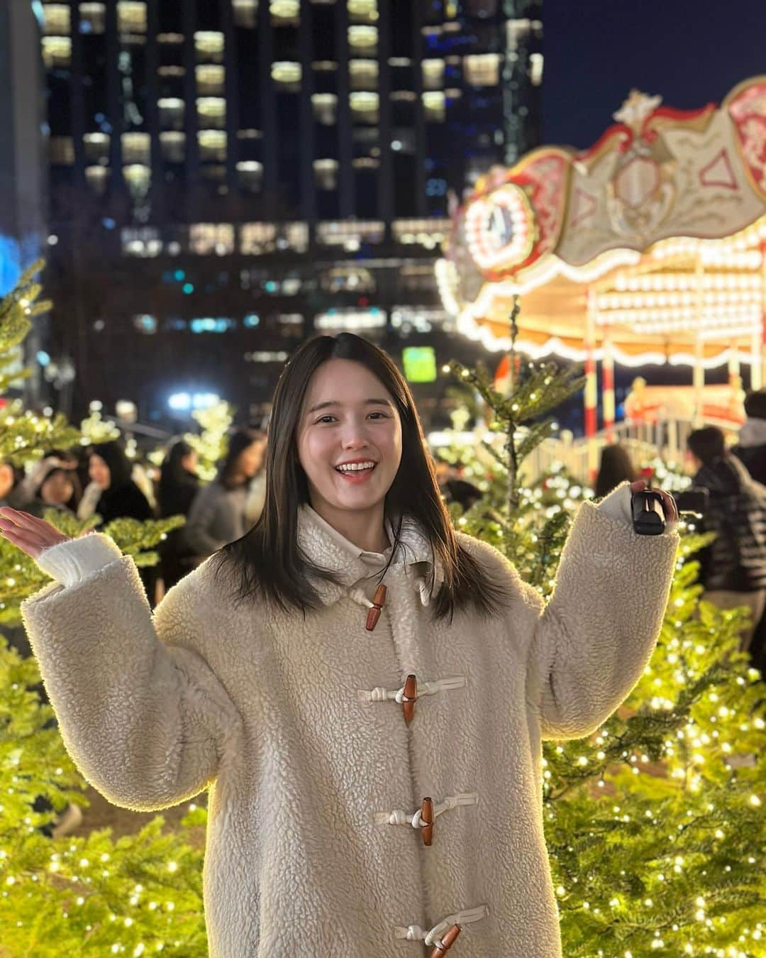 ナム・ボラさんのインスタグラム写真 - (ナム・ボラInstagram)「교회 끝나고 잠깐 들린 잠실 클스마스 가든🌿 마켓은 잠실도 더 현대도  예약 못해서 못들어갔지만 🎶아임 쏘 해피🎄🧑‍🎄☃️  담엔 머털이랑 트리 보러 가야지~~~🐶🫶🏻」12月7日 2時29分 - nambora