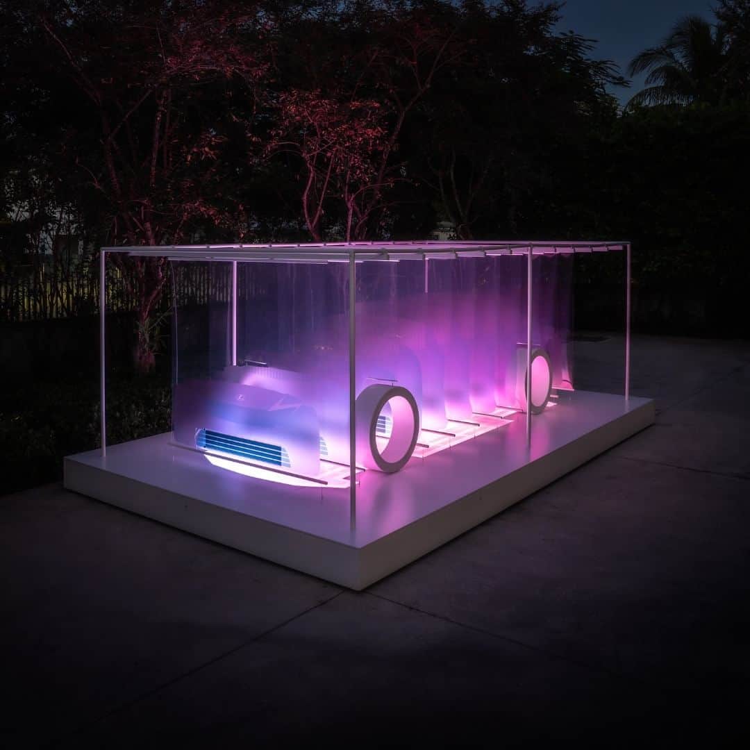 Lexus USAのインスタグラム：「‘8 minutes and 20 seconds’ debut’s at @ICAMiami’s Sculpture Garden during Miami Art and Design Week.  A sculptural interpretation of Lexus' new model of electrification, the immersive installation envisioned by @marjanvanaubel is named for the time it takes sunlight to reach the Earth’s surface.  This dazzling solar-spectacle, featuring a to-scale replica of the LF-ZC, has been created in partnership with @discoverlexus to inspire guests to envision the potential of carbon-neutral technology.  Captured by @thismintymoment  #LexusElectrified #ConceptBEV #LexusDesign #ExperienceAmazing #MiamiArtandDesign」
