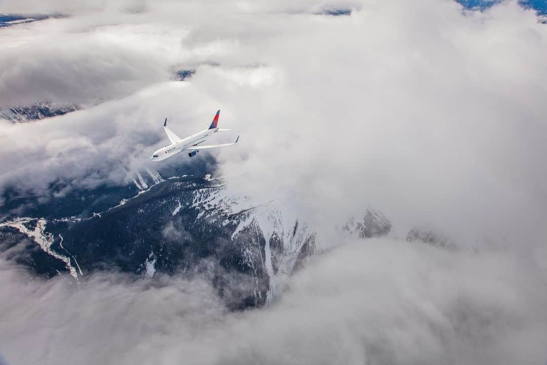 デルタ航空のインスタグラム：「Santa called and told us to….sleigh 💅」