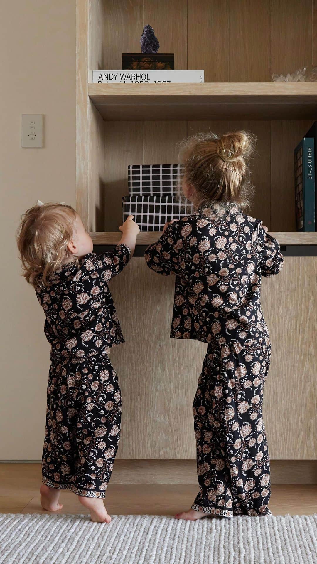 クレオベラのインスタグラム：「Holiday PJs that you'll actually want to wear - order today and receive a free @ettitudestore silk pillow case!」