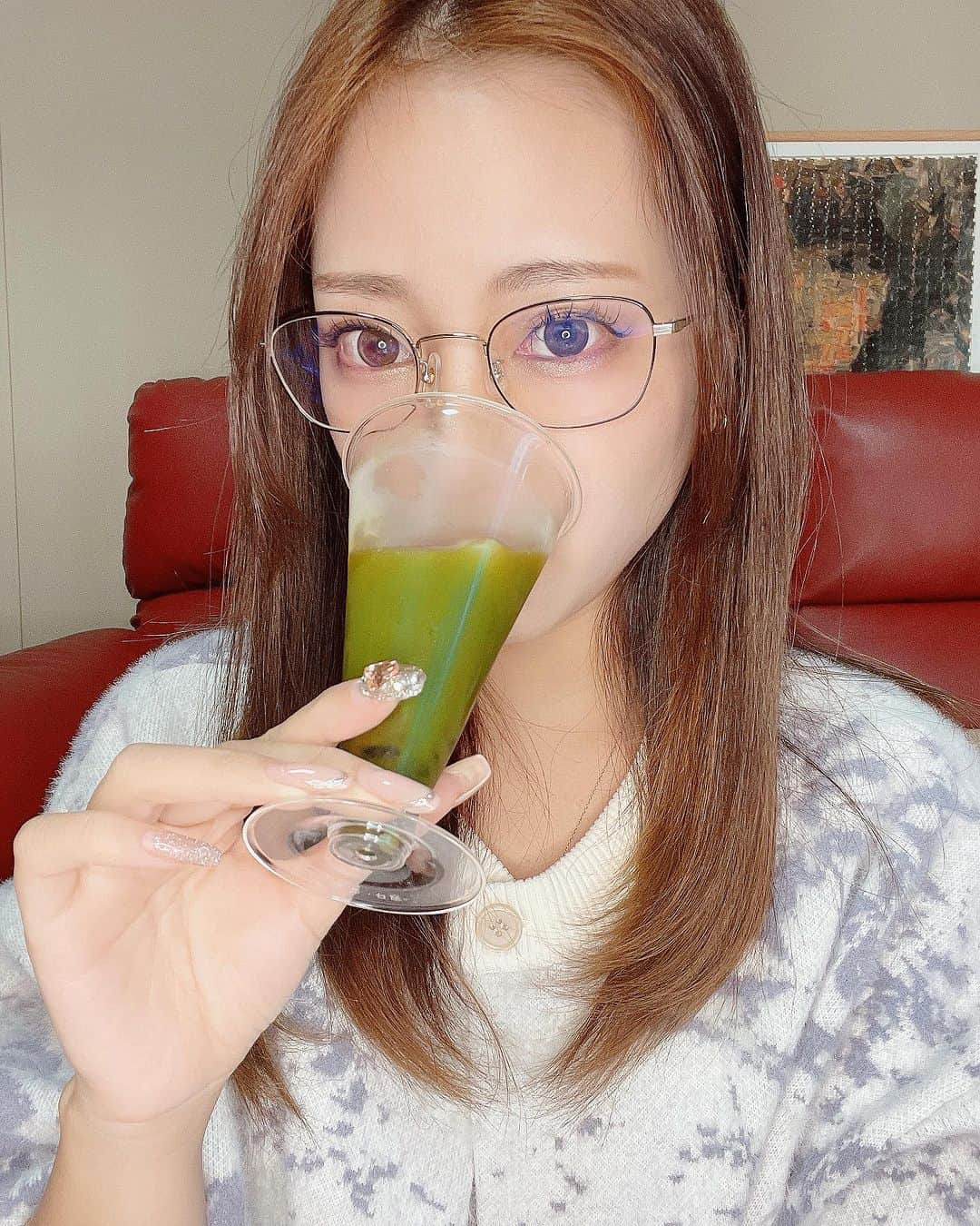 福井柑奈さんのインスタグラム写真 - (福井柑奈Instagram)「美容青汁飲んでるよー✌️ 『桑の葉美人』  青汁って苦手意識ある人多いと思うけどぜんっぜん、さらっさらで香りもよくて飲みやすいです。 普通にサラッとしたジュースみたい🍹  腸活・糖質カット・美肌・エイジングケアが叶う美容青汁なんです🩷 有能すぎる🥺💯 毎朝1杯飲んでます🙋‍♀️  唐揚げ好きなんで、糖質カットで ダイエットサポートも！ ご飯食べる30分前に摂取でおけです👌  🦄こんな方にオススメ🦄 ○ダイエット中だけど好きな物を食べたい方 ○甘い物、麺類など炭水化物が好きな方 ○内側からキレイになりたい方 ○便秘がちな方 ○そろそろエイジングケアを始めたい方 ○自然派の身体にやさしいものを求めている方 メンズにもおすすめ❣️  @kuwanohabijin  のアカウントで 毎月30名様に『桑の葉美人』を1週間分プレゼントするキャンペーン実施中ですよー♡  #pr @kuwanohabijin #桑の葉美人 #美容青汁 #腸活 #乳酸菌 #美肌 #エイジングケア #青汁 #糖質制限」12月8日 12時00分 - kanna_fukui