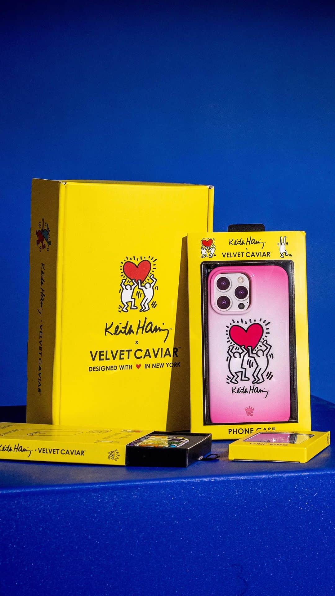 VELVETCAVIARのインスタグラム：「💛🗽NOW LIVE 🗽💛 Keith Haring x Velvet Caviar is HERE! “Art is for everyone” We’re so excited to continue Keith Haring’s legacy of bringing art to the people with our latest collaboration. We hope these cases inspire you to embrace your inner artist!  4 Collectors Cases: ❤️ Rainbow Dancers ❤️ Pastel Glitter ❤️ Pink Heart ❤️ Heart-ist  What makes this special? 💛 Each phone case is drop tested up to 8 feet and features state of the art 360* protection. 💛 Iconic Accessories! 2 AirPod Cases, 2 Power Packs and 4 Grip Rings 💛 Exclusive packaging makes this an essential for Keith Haring collectors.  🛍️ Launching Today 12/06 at 12 PM EST on http://velvetcaviar.com Note this capsule collection is anticipated to sell out fast! Get yours before they’re gone! #KeithHaringXVelvetCaviar @keithharingfoundation @artestarnyc © Keith Haring Foundation. Licensed by Artestar, New York」