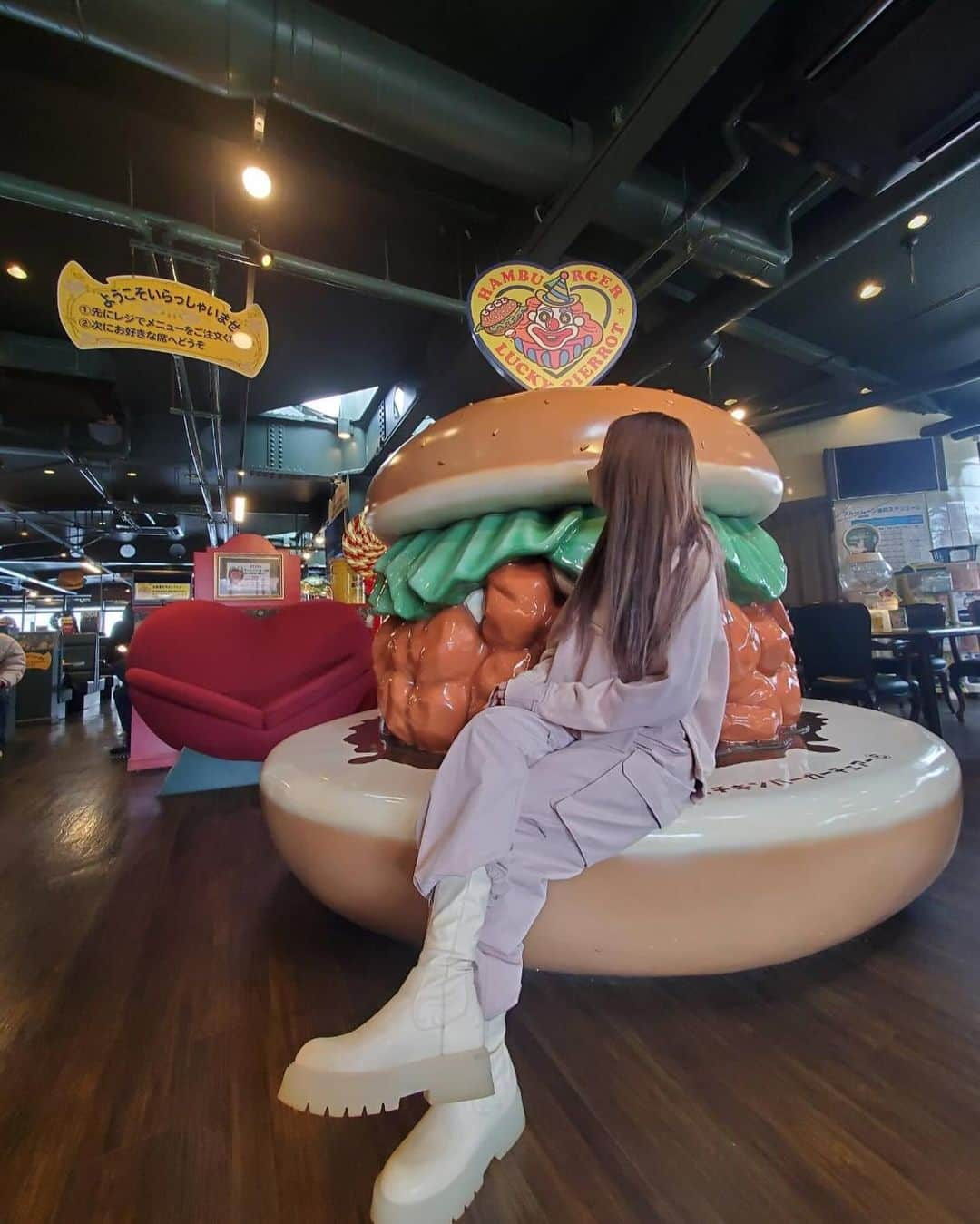 REINAのインスタグラム：「. 空港向かう前にすっぴんでラッピ🍔 センチュリーマリーナの朝食食べすぎたので お土産買ってシェイクだけテイクアウト🥤  そして安定のハセストのやきとり弁当は 晩ご飯にした✌🏽笑  しおんﾁｬﾝお店の写真とかいっぱい ありがとう‎🤍  #すすきの#ラウンジ#すすきのラウンジ#すすきの新店#overloungeclub#オーバーラウンジクラブ#ホステス#キャバ嬢#キャバクラ#北海道#函館#クラブプレミア函館#函館プレミア#ニュークラ#函館ニュークラ#函館キャバクラ#ニュークラブ#キャバクラ#ラウンジ#クラブ#overloungeclub#すすきの#ホステス#キャバ嬢#すすきのラウンジ#出張#🍔#🤡#ラッキーピエロ#ラッピ#luckypierrot#ハセガワストア#ハセスト#やきとり弁当#followme」