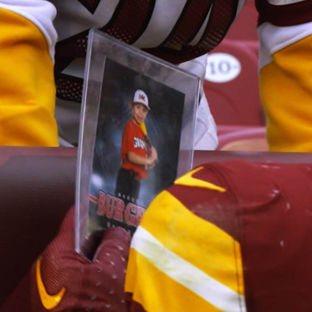 ワシントン・レッドスキンズのインスタグラム：「traded his Little League picture for AG’s jersey 🥹」