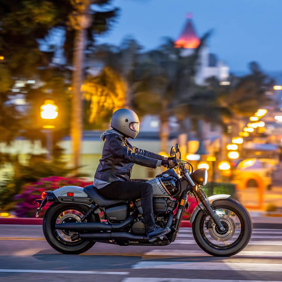 Honda Powersports USのインスタグラム：「Low seat-height. ✔️ Plush solo seat. ✔️ The #ShadowPhantom will have you taking the long way home. #BetterOnAHonda」
