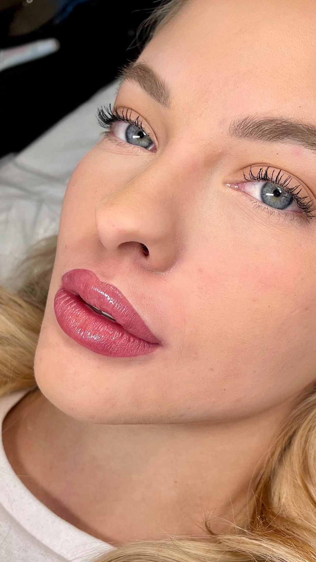 アシュリー・レッシュのインスタグラム：「lippiesssss! a little story about my fillers and my new permanent beauty by @permanentbeautybylili 💋❤️」