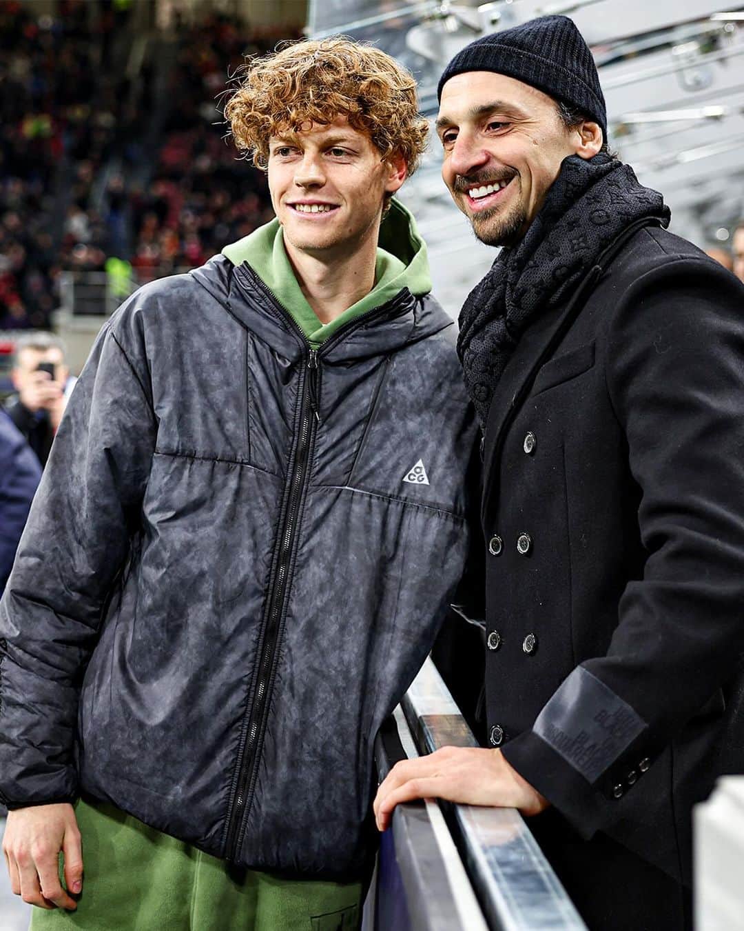 ACミランのインスタグラム：「San Siro, the place to be. Special nights for special guests ❤️🖤  #SempreMilan」