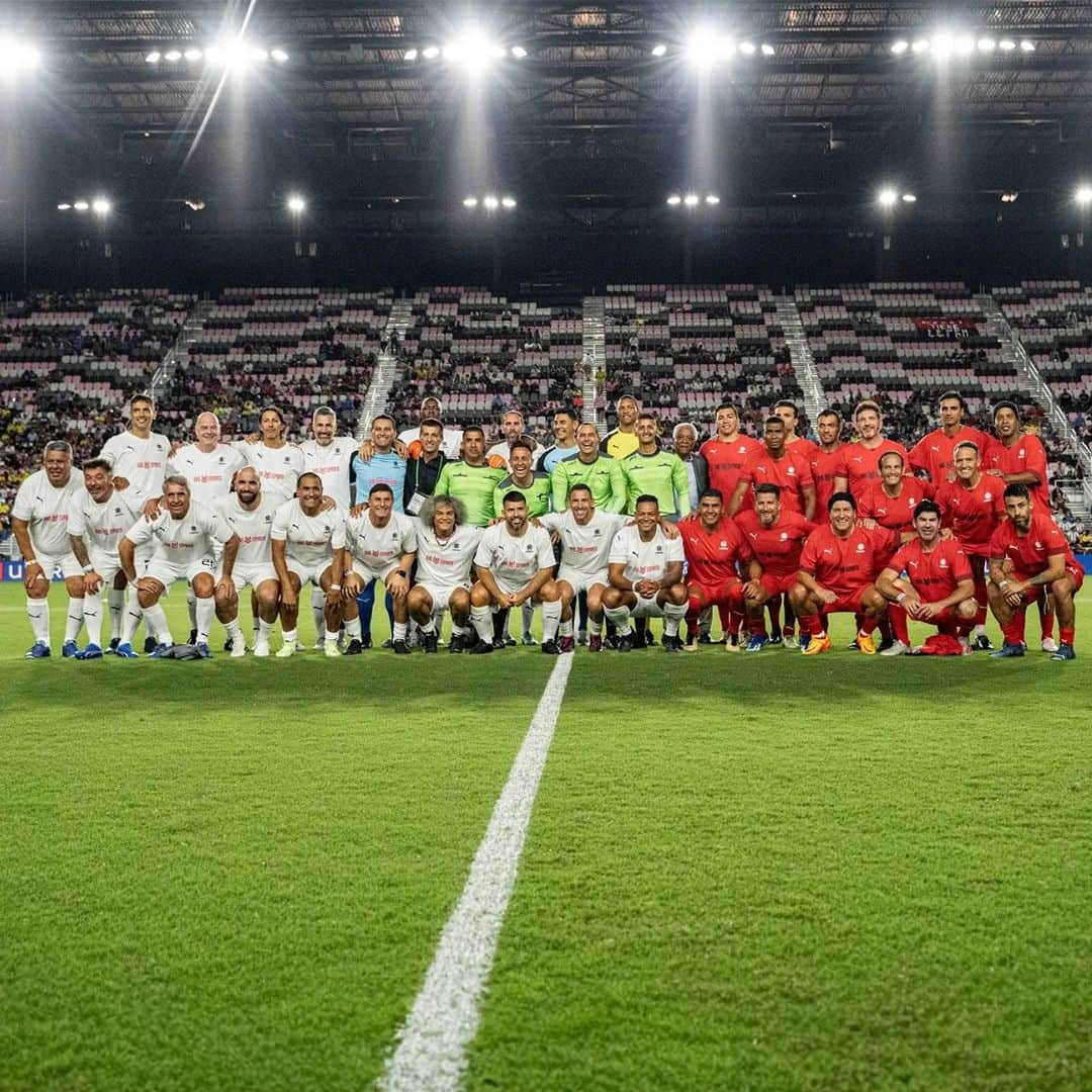 ロナウジーニョさんのインスタグラム写真 - (ロナウジーニョInstagram)「Obrigado pelo carinho galera de Miami!!! 🇺🇸🇺🇸 Que alegria levar a magia das #LeyendasCONMEBOL para o mundo!!! Mt feliz por estar de novo em campo com tantos craques 🤙🏾」12月7日 3時15分 - ronaldinho