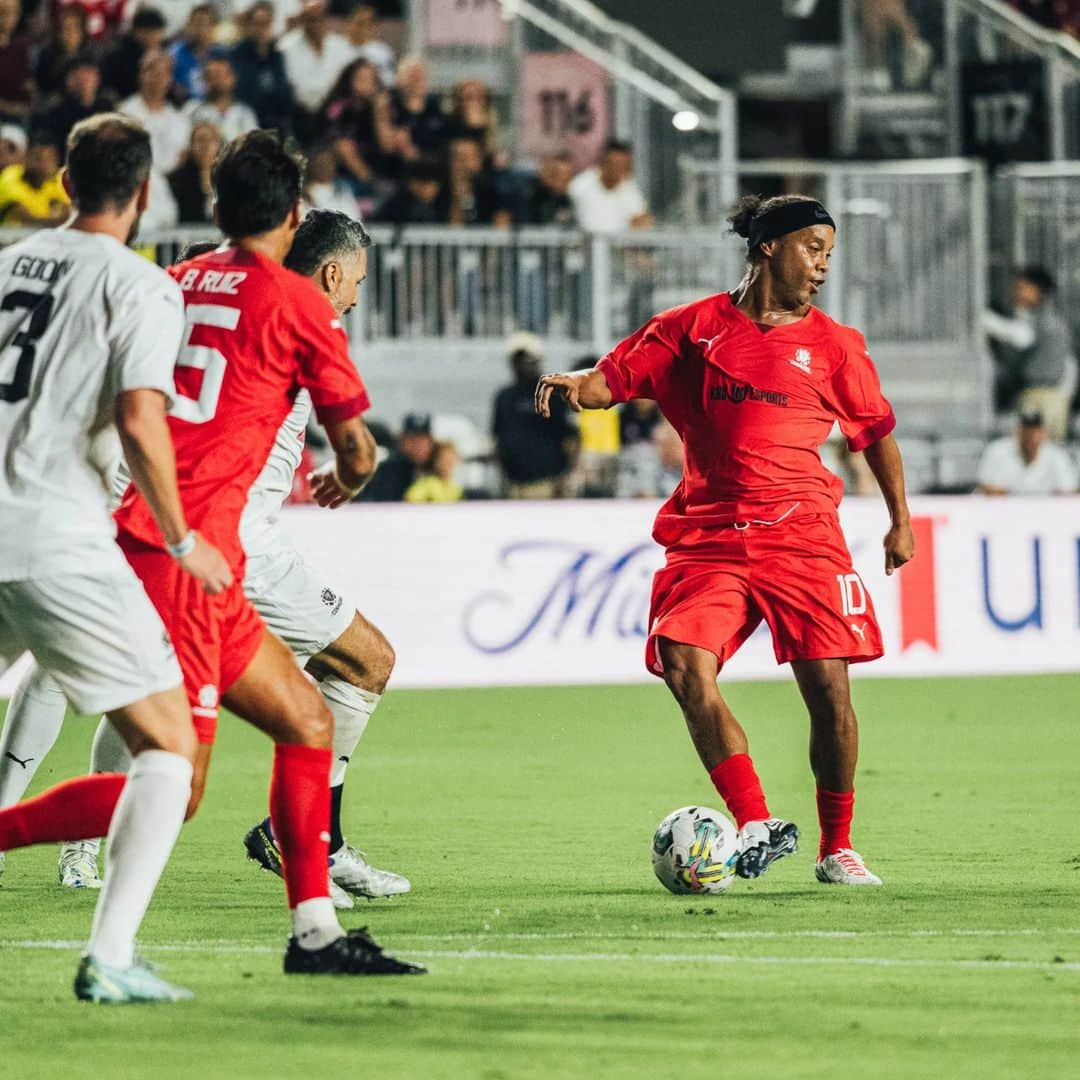 ロナウジーニョさんのインスタグラム写真 - (ロナウジーニョInstagram)「Obrigado pelo carinho galera de Miami!!! 🇺🇸🇺🇸 Que alegria levar a magia das #LeyendasCONMEBOL para o mundo!!! Mt feliz por estar de novo em campo com tantos craques 🤙🏾」12月7日 3時15分 - ronaldinho