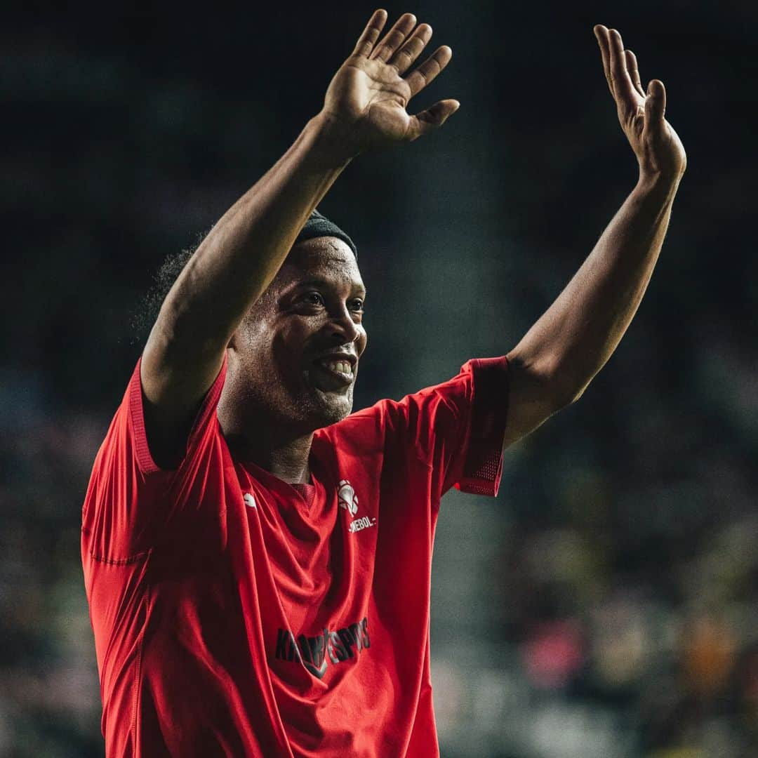 ロナウジーニョのインスタグラム：「Obrigado pelo carinho galera de Miami!!! 🇺🇸🇺🇸 Que alegria levar a magia das #LeyendasCONMEBOL para o mundo!!! Mt feliz por estar de novo em campo com tantos craques 🤙🏾」