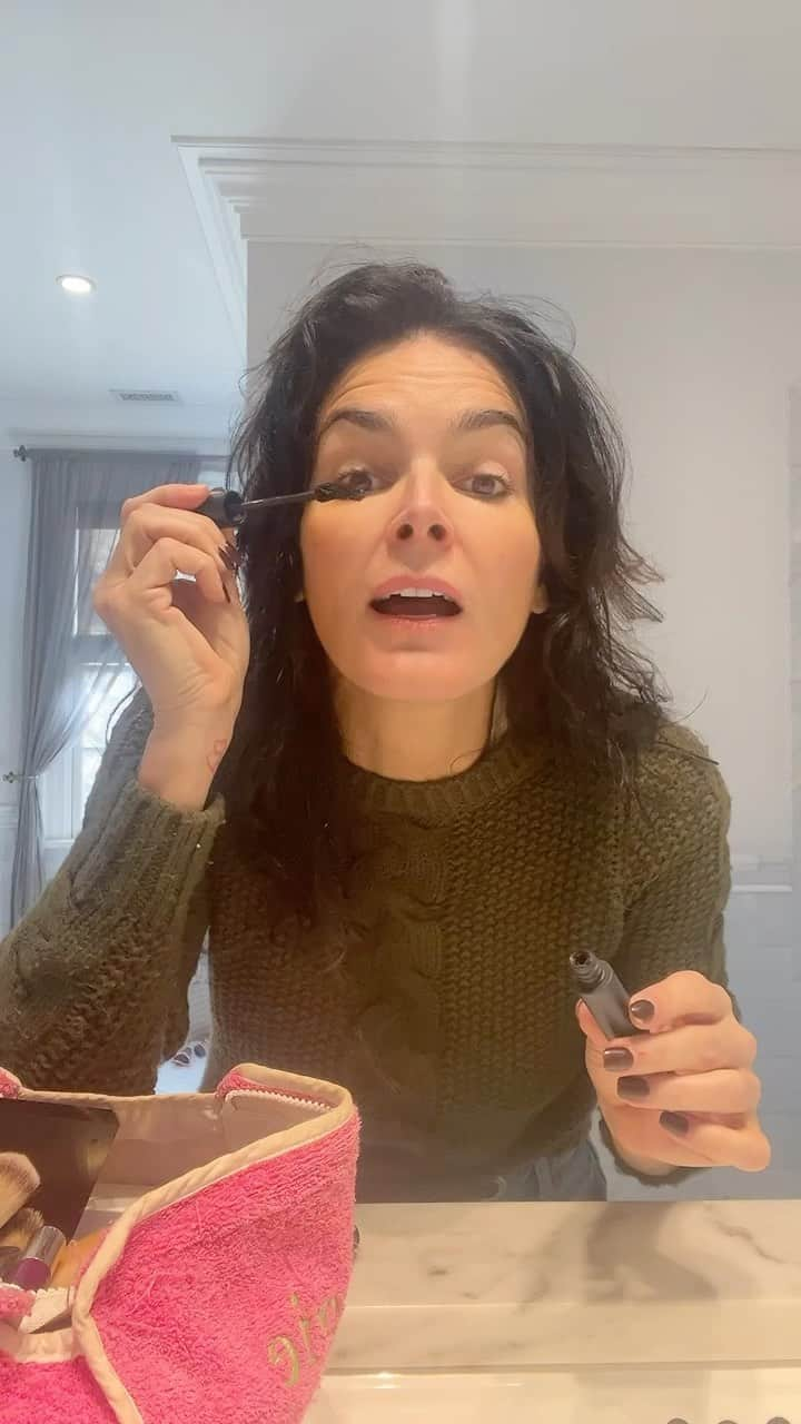 アンジー・ハーモンのインスタグラム：「Here’s a shameless  plug for @justbobbidotcom & @jonesroadbeauty mascara. & squirrels.  I LOVE THEM BOTH! ❤️🐿️💋  #blessed #grateful #squirrelmom」