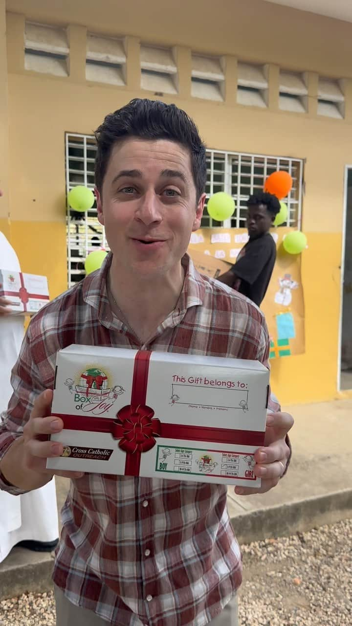 デヴィッド・ヘンリーのインスタグラム：「Enjoy some of the fruits of your donations, but we have a long ways to go!!! Please help me hit my fundraising goal and bring 200 kids gifts who wouldn’t otherwise get one this Christmas season. Every single dollar counts!」