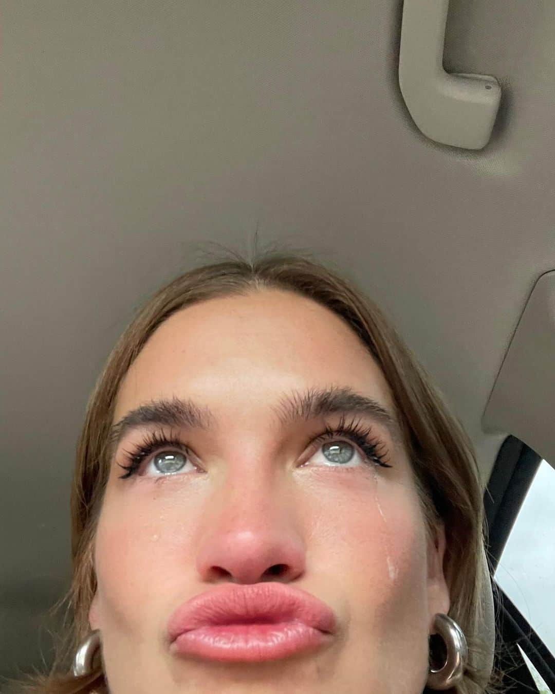 ストーミ・ヘンレイのインスタグラム：「Happy tears for my bday, feeling so absolutely loved and surrounded by the most amazing people in my life that make me feel special everyday. Can’t believe my life is as wonderful and exciting as it is. A year of more downs than ups, I never thought it would end with such happiness, I don’t take a day for granted, love you guys so much🤍 that little 3 year old wouldn’t have guessed what 33 would look like but damn life’s so fun」