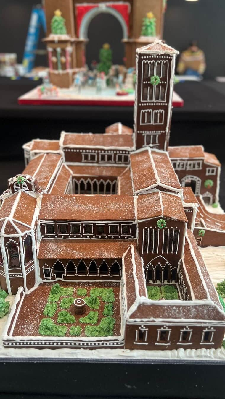 メトロポリタン美術館のインスタグラム：「170 pieces of gingerbread. 60 hours of work. 1 iconic New York City location—The Met Cloisters! ✨    Mexican American food stylist and chef César Aldrete (@beardedfoodie) took on the challenge of re-creating the beloved medieval art museum in Upper Manhattan for the Museum of the City of New York’s annual “Gingerbread NYC: The Great Borough Bake-Off.”      “For me The Cloisters is a hidden gem in the middle of Fort Tryon,” Aldrete said. “I love that I have to walk through the park to get there and, in a way, escape the buzz of the city while not going far at all.”     See Aldrete’s re-creation of The Met Cloisters, along with 22 other sweet masterpieces, in #GingerbreadNYC, on view through January 15 at the Museum of the City of New York.     Photograph and videos courtesy of César Aldrete.」