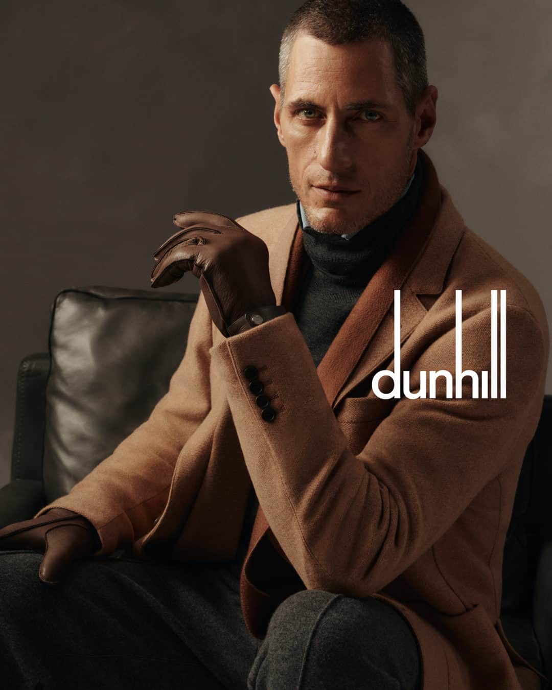 ダンヒルのインスタグラム：「Still looking for the perfect gift this festive season? dunhill has you covered.  From sumptuous outerwear to superb leather accessories, visit dunhill.com to find exactly what you’re looking for in our gift finder.  Photographed by @luisalbertorodriguezstudio Styled by @tom_guinness Featuring @axel_hermann  #dunhillAW23」