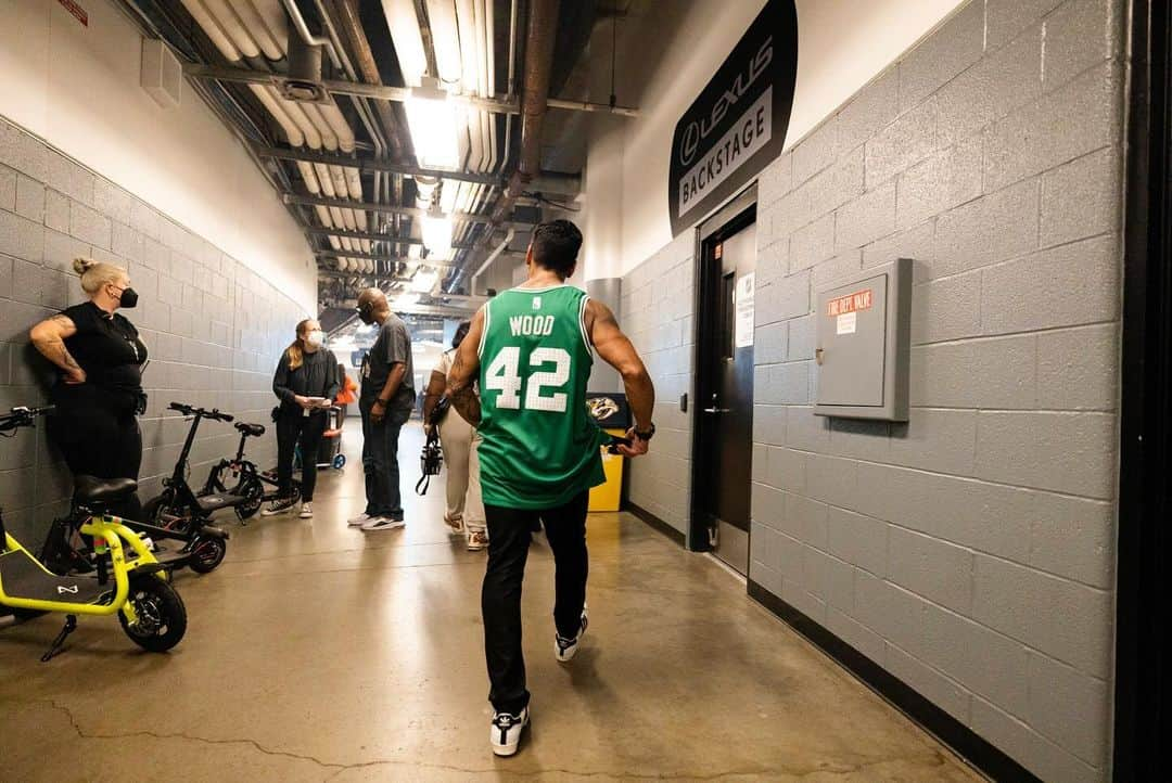 ニュー・キッズ・オン・ザ・ブロックさんのインスタグラム写真 - (ニュー・キッズ・オン・ザ・ブロックInstagram)「Getting ready to take the stage and make some magic happen. Let’s go! #BTS   📸 @parisvisone」12月7日 3時25分 - nkotb