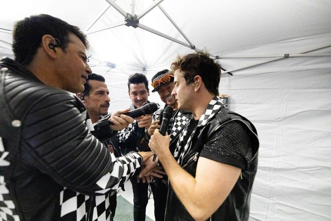 ニュー・キッズ・オン・ザ・ブロックのインスタグラム：「Getting ready to take the stage and make some magic happen. Let’s go! #BTS   📸 @parisvisone」