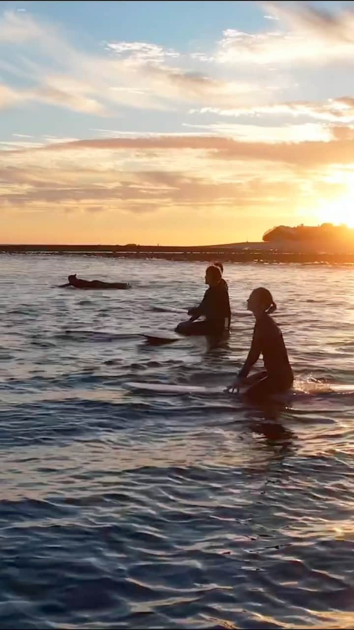 ヴィクトリア・ジャスティスのインスタグラム：「1st surfing trip w @tobygadmusic was one for the books 🏄‍♀️🌊🤍 I might not have stood up quite yet, but just being out there at sunset was magical 🥰」