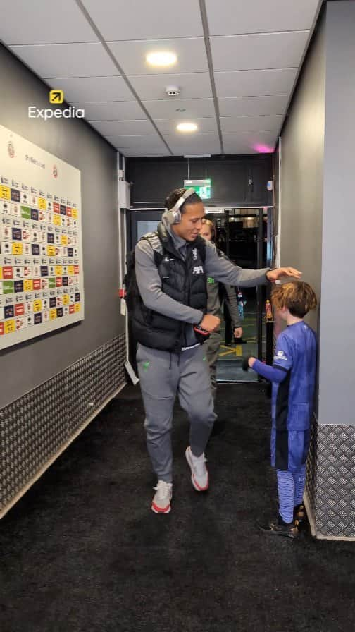 リヴァプールFCのインスタグラム：「Arriving for action at Bramall Lane 👊」