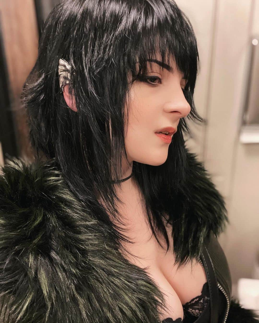 Tessaのインスタグラム：「Freshly dyed black hair x fresh wolf cut always feels powerful. 👀🖤  Metal elf ears are from aliexpress!」