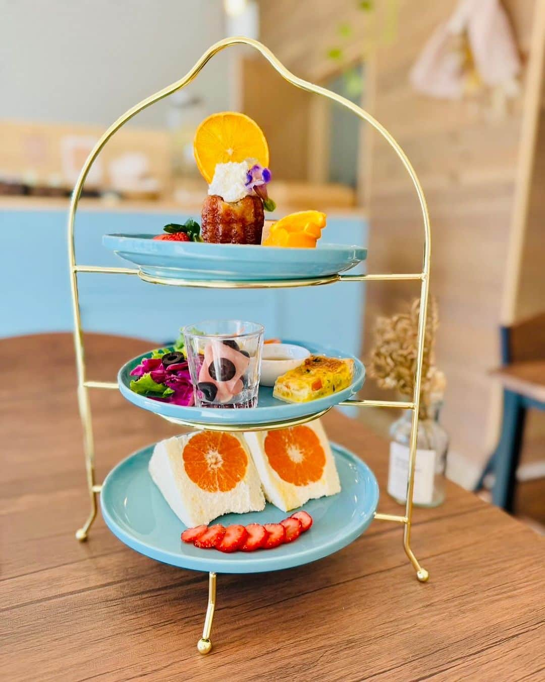 世手子さんのインスタグラム写真 - (世手子Instagram)「fleeting relief🍰 Let's take care of our health and do our best٩(๑❛ᴗ❛๑)۶ cute afternoon tea🍓 @hana_meki にて #PR #ヌン活 （＾_＾） カヌレにフルーツサンド かわいい(о´∀`о) 素敵な時間はあっという間（＾ν＾） 急に寒くなったから、みなさん体調気をつけてね(*ﾟ∀ﾟ*) #HANAMEKI #アフタヌンティー #亀有アフタヌンティー #亀有カフェ #亀有スイーツ #花めき #葛飾アフタヌンティー #葛飾カフェ #カラキャス」12月7日 9時11分 - rojide