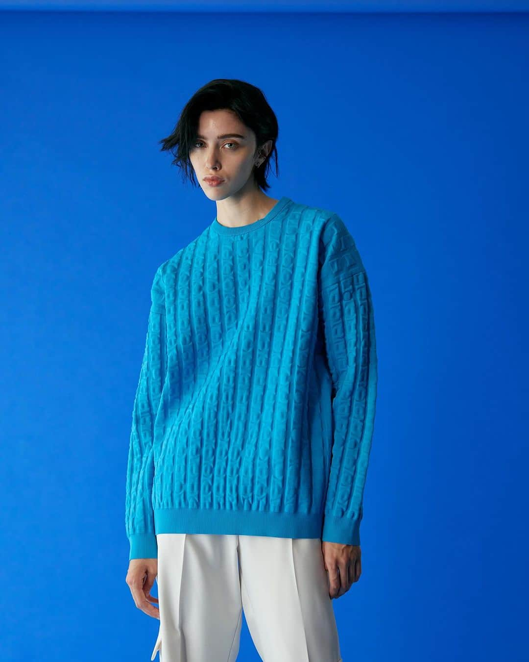 RIM.ARK（リムアーク）のインスタグラム：「24 PRE SPRING COLLECTION ___  Uneven surface over knit ¥18,700 (taxin)  ポコポコとした凹凸のある表面感が目を惹くUneven surface over knit。他にない特徴的な表情を持つ生地を、ゆったりとしたサイズ感のプルオーバーに落とし込んだため、形はシンプルに仕上げました。着心地の良いポリエステル100%の生地で、ご家庭でお洗濯可能なところも嬉しいポイント。主役になるトップスのため、シンプルなアイテムに合わせてスタイリングするだけでサマになります。  Uneven surface compact knit ¥18,700(taxin)  ポコポコとした凹凸のある表面感が目を惹くUneven surface compact knit。肩にタックを入れたパフショルダーのフォルムに対し、身頃はスッキリとさせたバランスの取れた1枚。ポリエステル100%の生地で、ご家庭でお洗濯可能なところも嬉しいポイント。冬から春にかけての装いにバリエーションをプラスし、シンプルなボトムスを合わせるだけでお洒落な印象に格上げしてくれます。  ___  RIM.ARK店舗 RIM.ARK online sheltter web store ZOZOTOWN  ____  銀座三越店　03-3538-3568 新宿ルミネ2店　03-6911-2585 名古屋高島屋店　052-566-3633 阪急うめだ店　06-6313-0587 福岡VIORO店　092-707-0673 ____  #RIMARK#リムアーク」