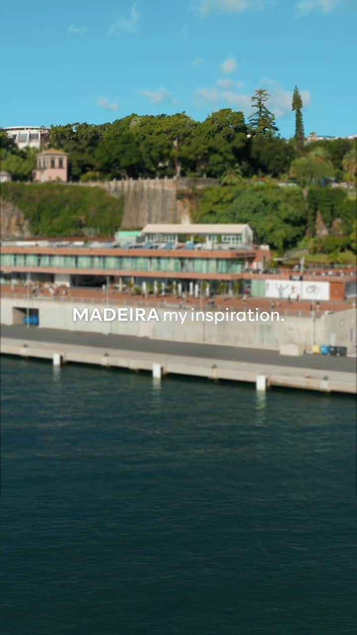 クリスティアーノ・ロナウドのインスタグラム：「Funchal is the capital and tourist centre of Madeira. A vibrant city, full of tradition and history, that expands from the Atlantic shore to the green and imponent mountains. Can you imagine yourself exploring a city like this?」