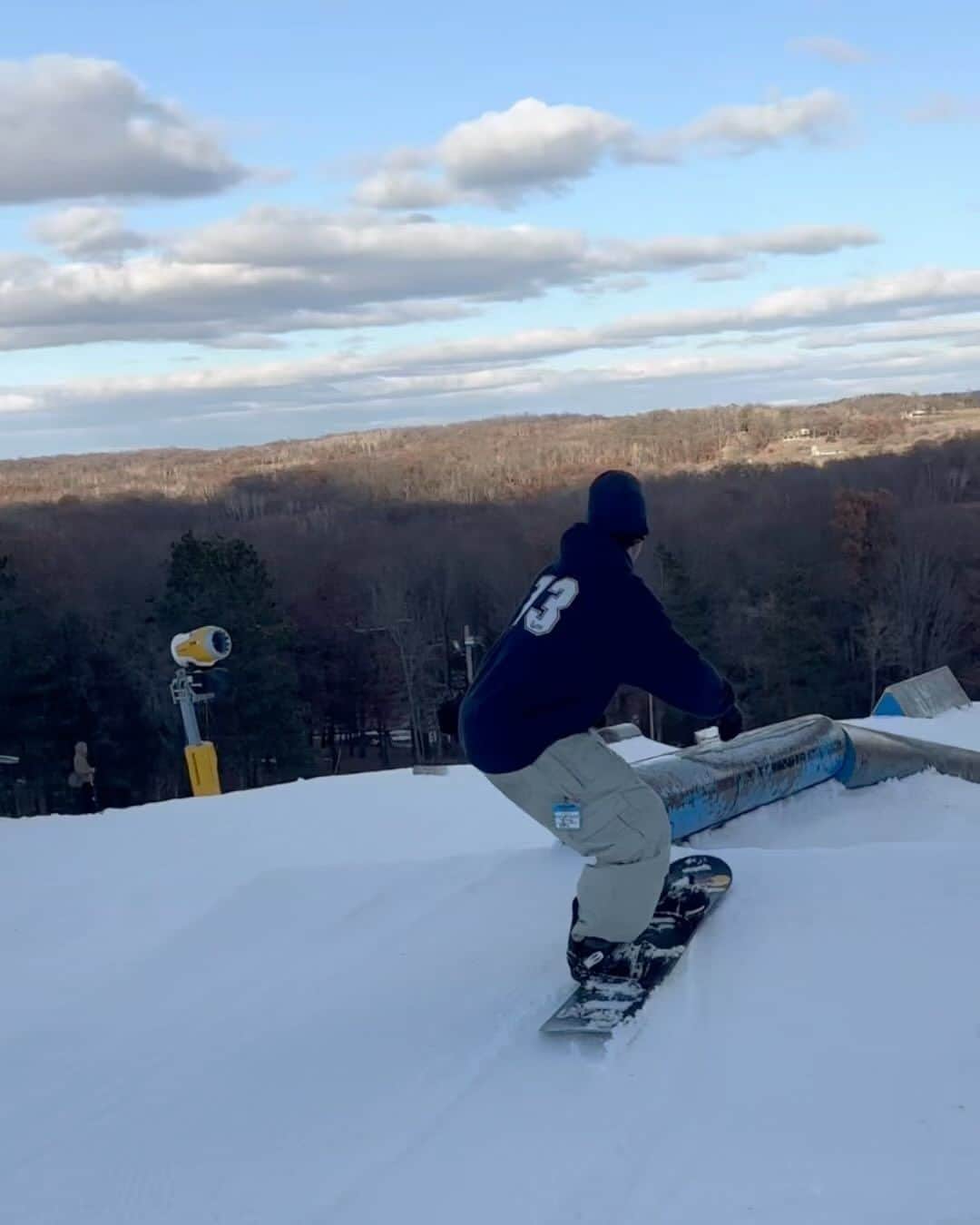 アナログクロージングのインスタグラム：「@lukewinkelmann’s first time at @trollhaugentroll went as expected 🤷   #Burton #Snowboarding」