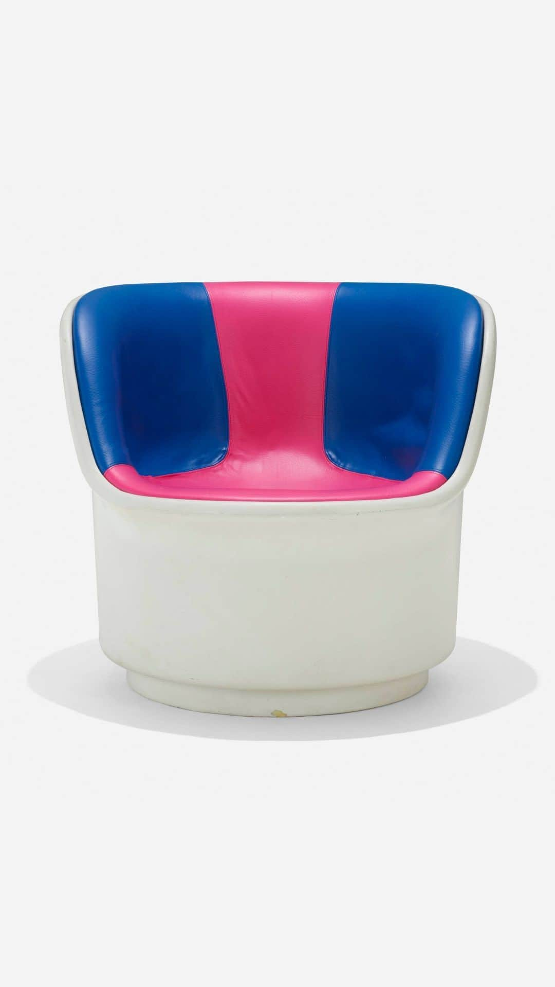 Herman Miller （ハーマンミラー）のインスタグラム：「Might we be so bold? Make an impression with these colorful pieces, like a groovy prototype chair for airport seating from George Nelson or an elusive Alexander Girard stool upholstered in the iconic Millerstripe textile. These—and others—are available to shop now on Herman Miller Vintage. See link in bio.」