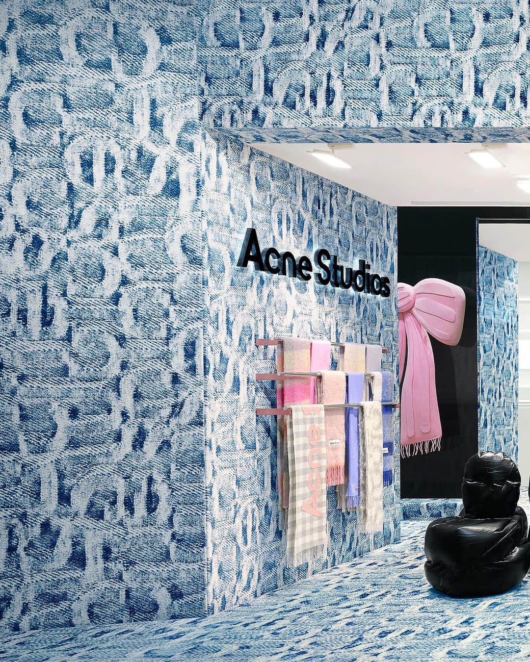 Acne Studiosのインスタグラム：「Visit the #AcneStudios Festive Monogram Pop-Up at @Harrods! Purchase your personalised scarves for the holidays and get an exclusive preview of the SS24 denim monogram.   The Acne Studios Festive Monogram Pop-Up is located on the Ground Floor of #Harrods. Open Monday – Saturday 10:00-21:00 and Sunday 11:30-18:00.」