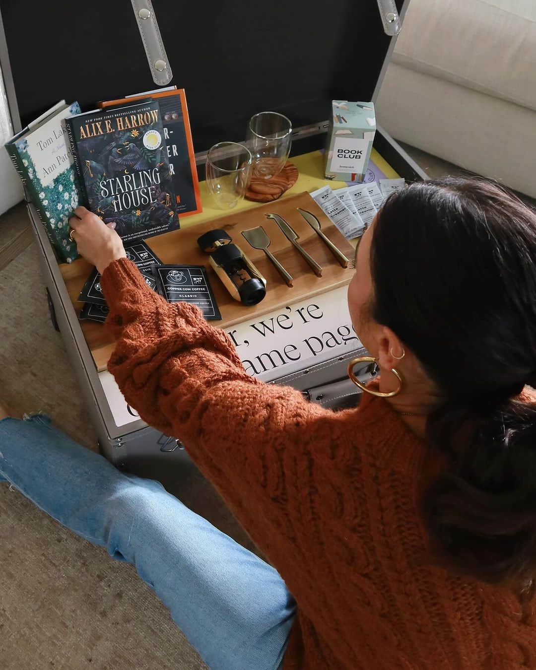 ジェナ・ディーワンさんのインスタグラム写真 - (ジェナ・ディーワンInstagram)「One thing about me, I absolutely love the magic of immersing myself into other realms with a good book! @Reesesbookclub and @sheratonhotels have teamed up to celebrate the magic of reading and creating connections. Imagine, checking into a hotel and stumbling upon a cozy lobby library filled with top picks from Reese’s Book Club!   Sheraton is also hosting author talks and bookish creator meet-ups as part of the new ‘Gatherings by Sheraton’ program aimed at inspiring genuine connections in communities around the world. The next lobby pop up will be in Toronto this January. For now, leave your favorite book recs in the comments below! #gatheringsbysheraton #sheratonpartner」12月7日 4時01分 - jennadewan