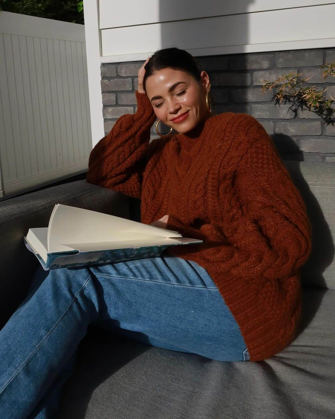 ジェナ・ディーワンさんのインスタグラム写真 - (ジェナ・ディーワンInstagram)「One thing about me, I absolutely love the magic of immersing myself into other realms with a good book! @Reesesbookclub and @sheratonhotels have teamed up to celebrate the magic of reading and creating connections. Imagine, checking into a hotel and stumbling upon a cozy lobby library filled with top picks from Reese’s Book Club!   Sheraton is also hosting author talks and bookish creator meet-ups as part of the new ‘Gatherings by Sheraton’ program aimed at inspiring genuine connections in communities around the world. The next lobby pop up will be in Toronto this January. For now, leave your favorite book recs in the comments below! #gatheringsbysheraton #sheratonpartner」12月7日 4時01分 - jennadewan