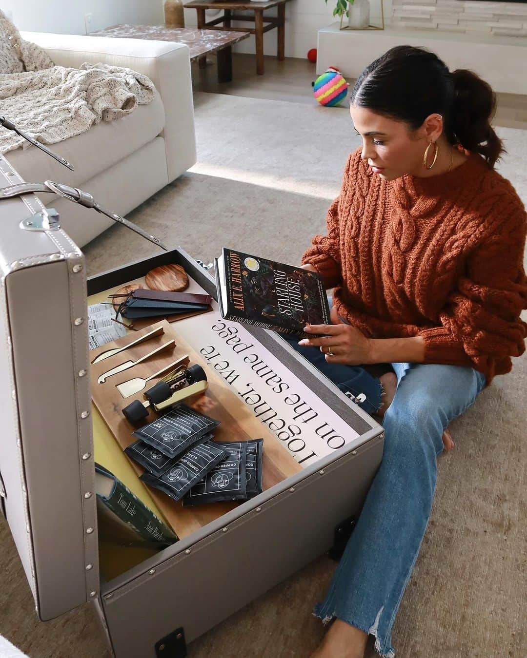 ジェナ・ディーワンのインスタグラム：「One thing about me, I absolutely love the magic of immersing myself into other realms with a good book! @Reesesbookclub and @sheratonhotels have teamed up to celebrate the magic of reading and creating connections. Imagine, checking into a hotel and stumbling upon a cozy lobby library filled with top picks from Reese’s Book Club!   Sheraton is also hosting author talks and bookish creator meet-ups as part of the new ‘Gatherings by Sheraton’ program aimed at inspiring genuine connections in communities around the world. The next lobby pop up will be in Toronto this January. For now, leave your favorite book recs in the comments below! #gatheringsbysheraton #sheratonpartner」
