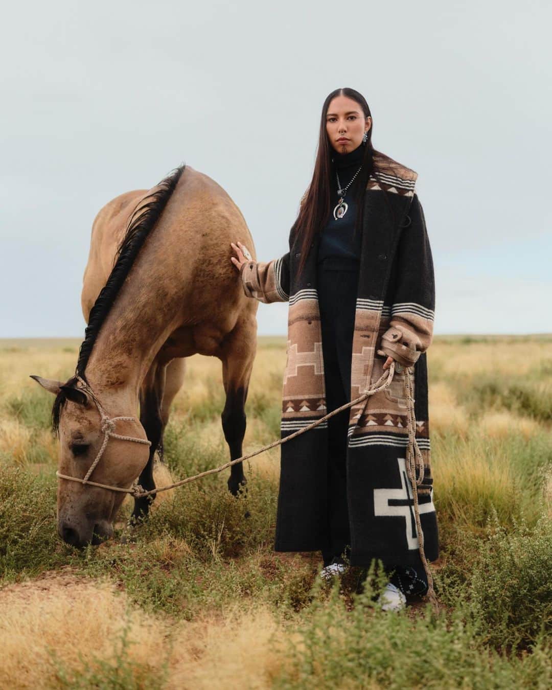 Polo Ralph Laurenのインスタグラム：「The Great Ranch Coat from the first drop of #PoloRalphLauren x @NaiomiGlasses, Love of the Land, features a compilation of the patterns inspired by Naiomi’s weavings, including traditional four-directional crosses.   Learn more about #RLArtistInResidence and shop the collection via the link in bio.」