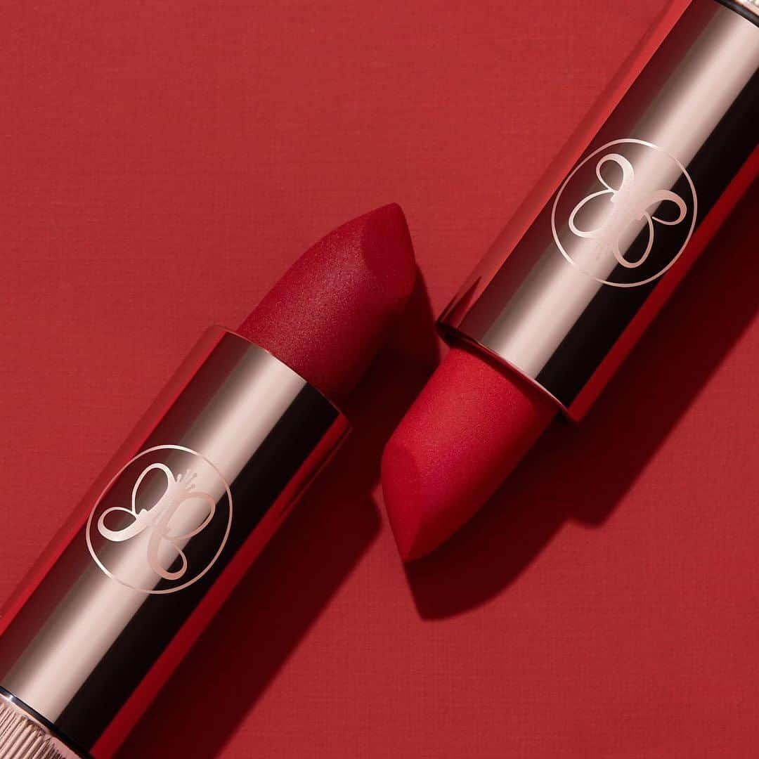 Anastasia Beverly Hillsさんのインスタグラム写真 - (Anastasia Beverly HillsInstagram)「If you're worrying that you can't "pull off" a red lip, here's our advice: stop ✋🏾 Our #ABHLips collection has the perfect lipsticks and liners to complement any and EVERY skin tone for the holidays 💋:  💄 Royal Red Matte Lipstick: vivid bluish red 💄 American Doll Matte Lipstick: classic red 💄 Cherry Lip Liner: bright cherry red 💄 Cranberry Lip Liner: berry red  Which combo are you rocking?? 👀  #AnastasiaBeverlyHills #ABHLips」12月7日 4時02分 - anastasiabeverlyhills