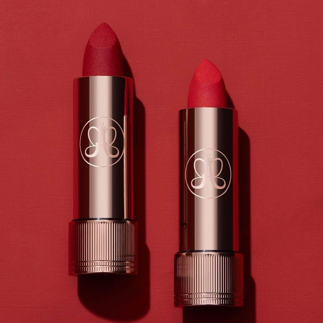 Anastasia Beverly Hillsさんのインスタグラム写真 - (Anastasia Beverly HillsInstagram)「If you're worrying that you can't "pull off" a red lip, here's our advice: stop ✋🏾 Our #ABHLips collection has the perfect lipsticks and liners to complement any and EVERY skin tone for the holidays 💋:  💄 Royal Red Matte Lipstick: vivid bluish red 💄 American Doll Matte Lipstick: classic red 💄 Cherry Lip Liner: bright cherry red 💄 Cranberry Lip Liner: berry red  Which combo are you rocking?? 👀  #AnastasiaBeverlyHills #ABHLips」12月7日 4時02分 - anastasiabeverlyhills